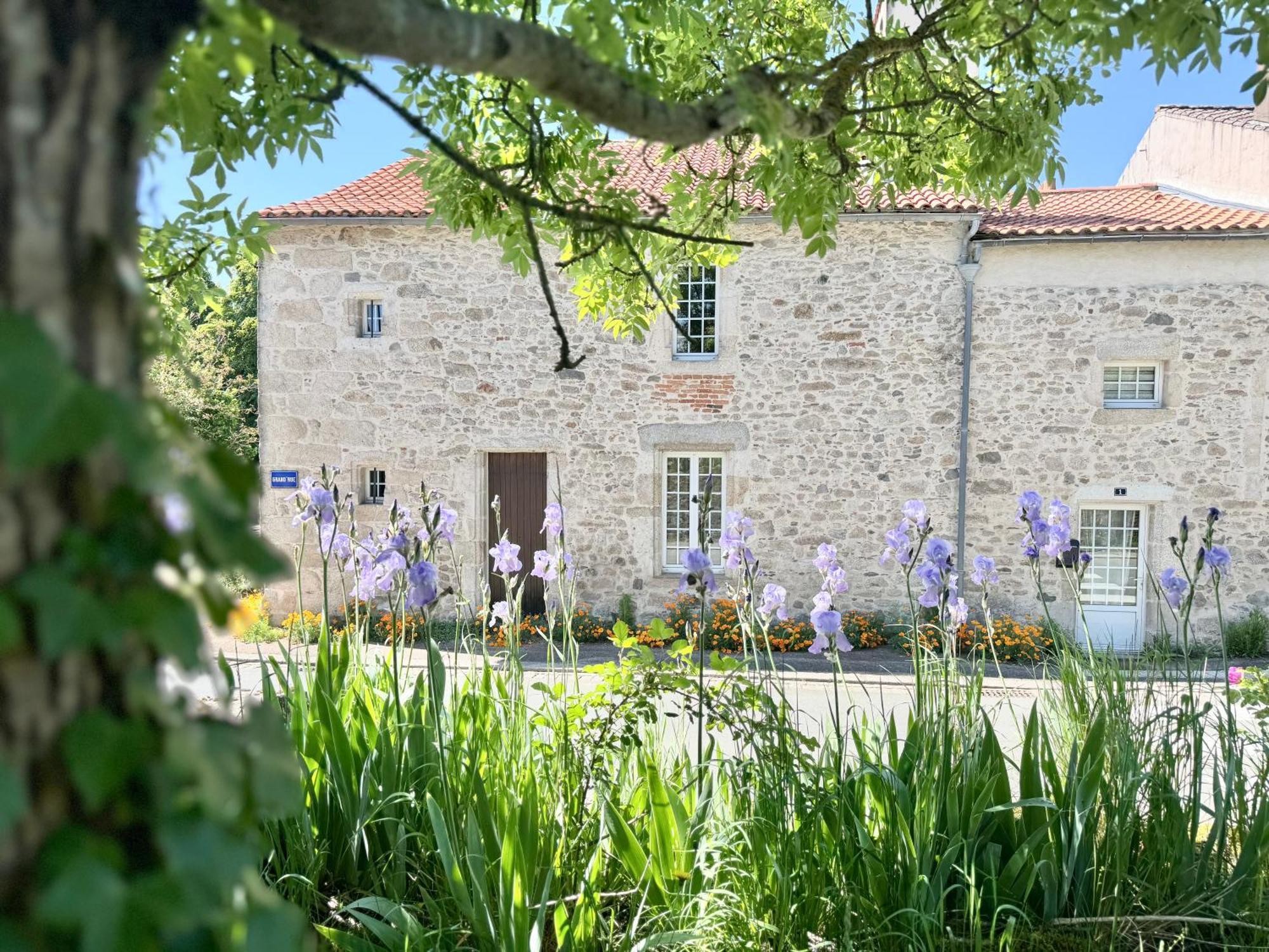 Manoir Medieval Art Deco - Logis Des 3 Artistes Sevremont Exterior foto